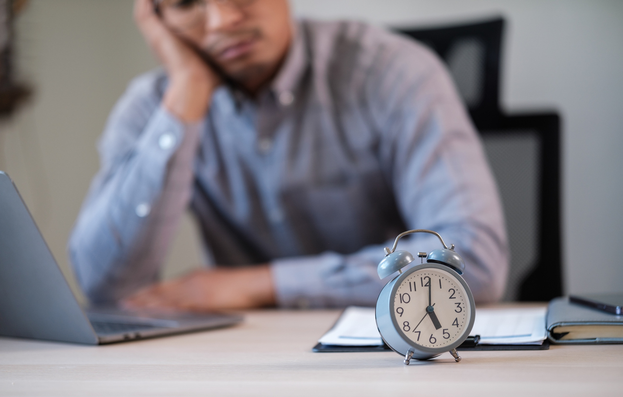 A person looking at a clock

Description automatically generated